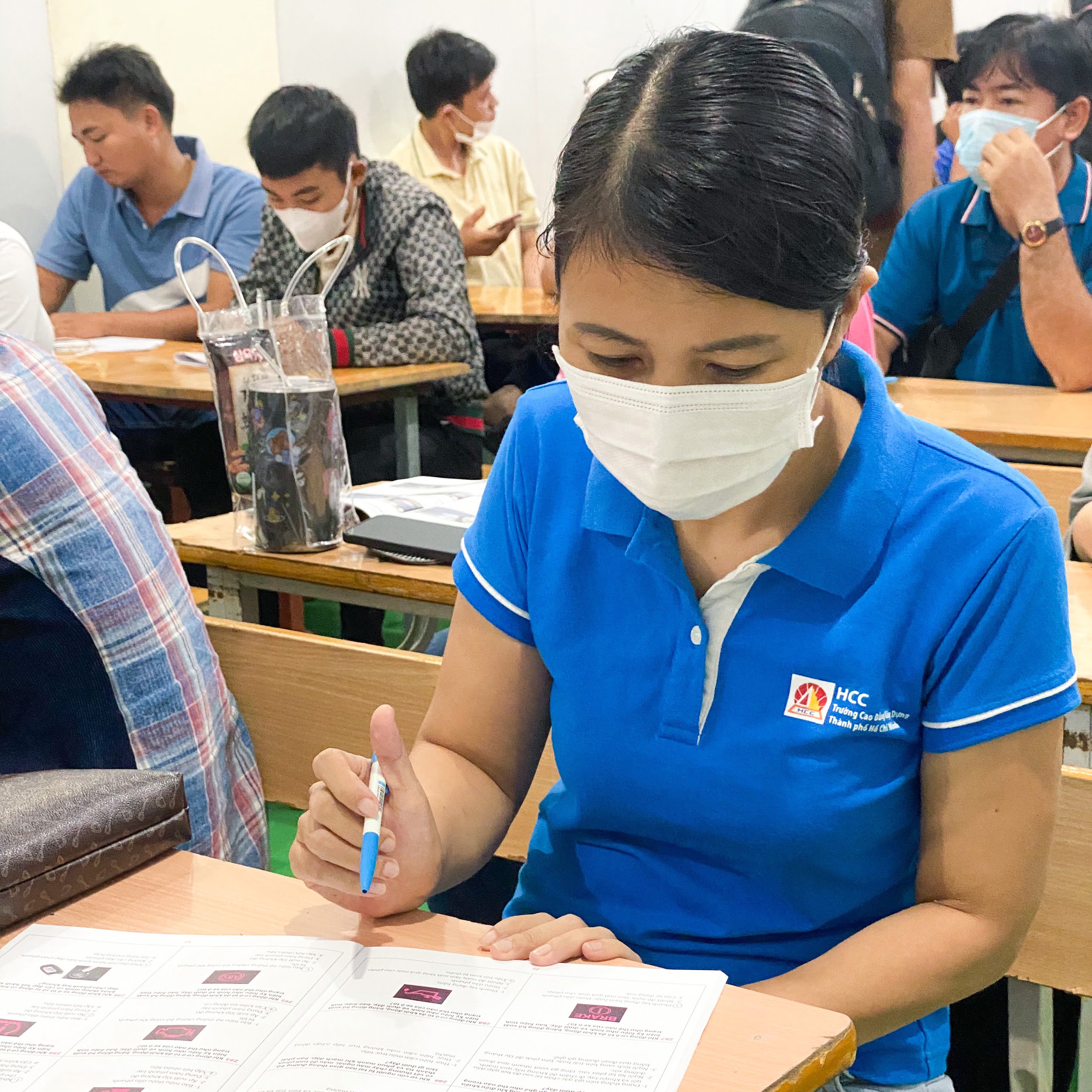 Học luật lái xe ô tô B1, B2, C mới nhất 2023