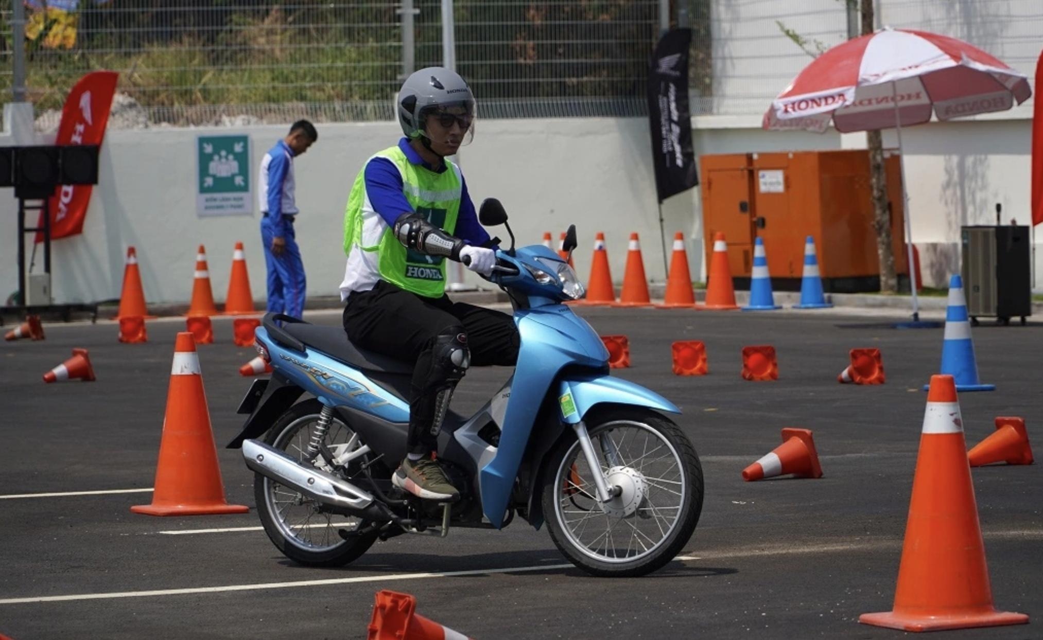 thi bằng lái xe máy có khó không